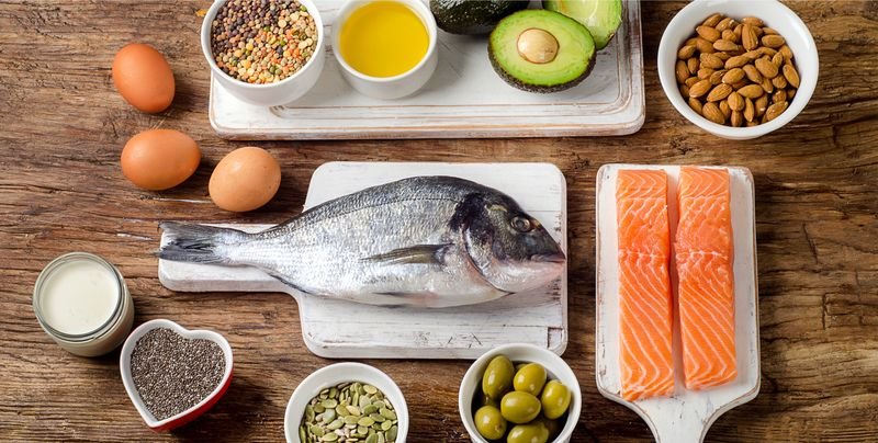 Fiskeolie findes primært i fede fisk, såsom laks, sardiner, makrel og tun. Disse fisk er rige på omega-3-fedtsyrer, især EPA (eicosapentaensyre) og DHA (docosahexaensyre), som er de samme fedtsyrer, der findes i fiskeolie kosttilskud. Her er nogle eksempler på fisk, der er rig på omega-3-fedtsyrer: 1. Laks er en af de bedste kilder til omega-3-fedtsyrer og er også rig på protein og andre næringsstoffer. 2. Sardiner er en anden god kilde til omega-3-fedtsyrer og er også en kilde til calcium og vitamin D. 3. Makrel er en rig kilde til omega-3-fedtsyrer og også en kilde til protein, vitamin D og vitamin B12. 4. Tun er også rig på omega-3-fedtsyrer og er en kilde til protein, jern og vitamin D.