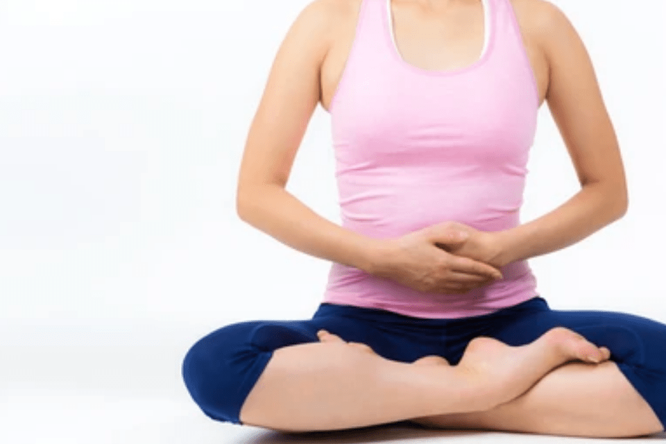 Dyb maveånding: Ved at trække vejret dybt ned i maven kan vi aktivere vores parasympatiske nervesystem og sænke vores hjernerytme. Vi kan øve os på at trække vejret dybt ned i maven ved at placere en hånd på maven og trække vejret ind, så maven bevæger sig ud. Derefter kan vi puste ud og mærke, hvordan maven falder tilbage på plads.