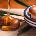 Arganolie presset fra argannødder i Marokko: en naturlig og bæredygtig olie med sundhedsmæssige fordele og anvendelser