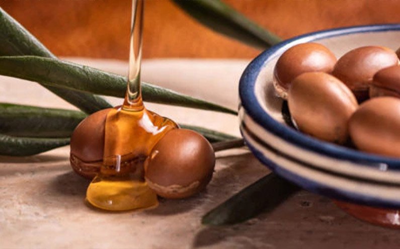 Arganolie presset fra argannødder i Marokko: en naturlig og bæredygtig olie med sundhedsmæssige fordele og anvendelser