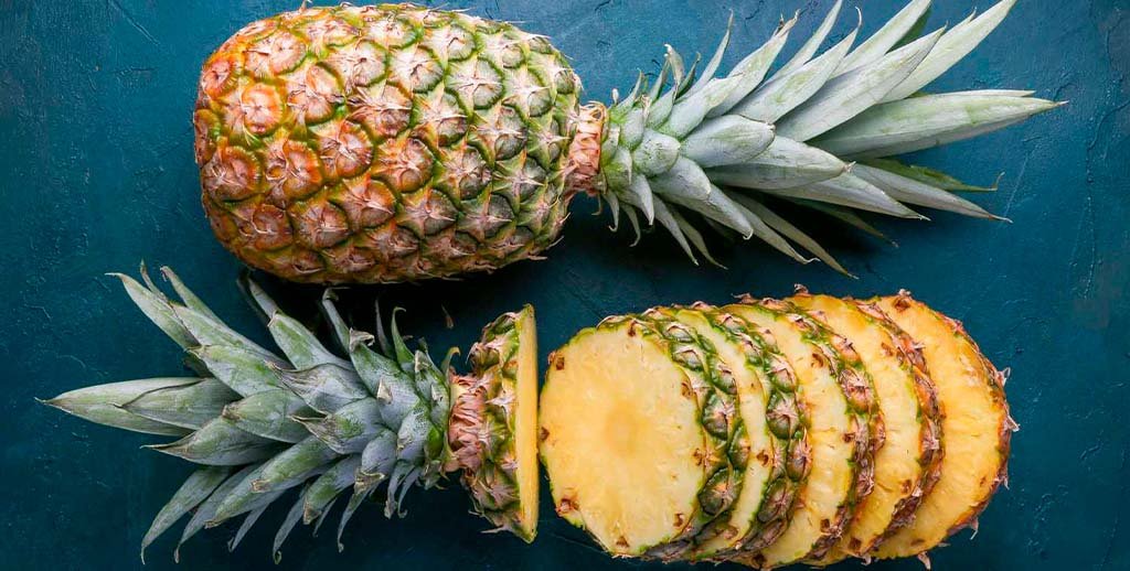 Frisk skåret ananas, en rig kilde til mangan, der støtter hjernens sundhed.