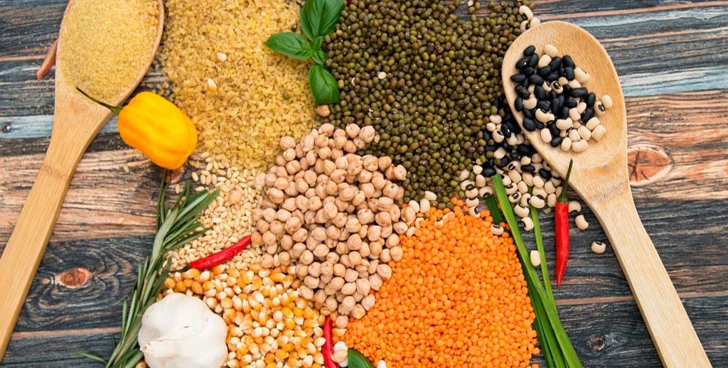 Sortbønner, linser og kikærter – fiberrige bælgfrugter, der støtter en sund tarm-hjerne-akse.